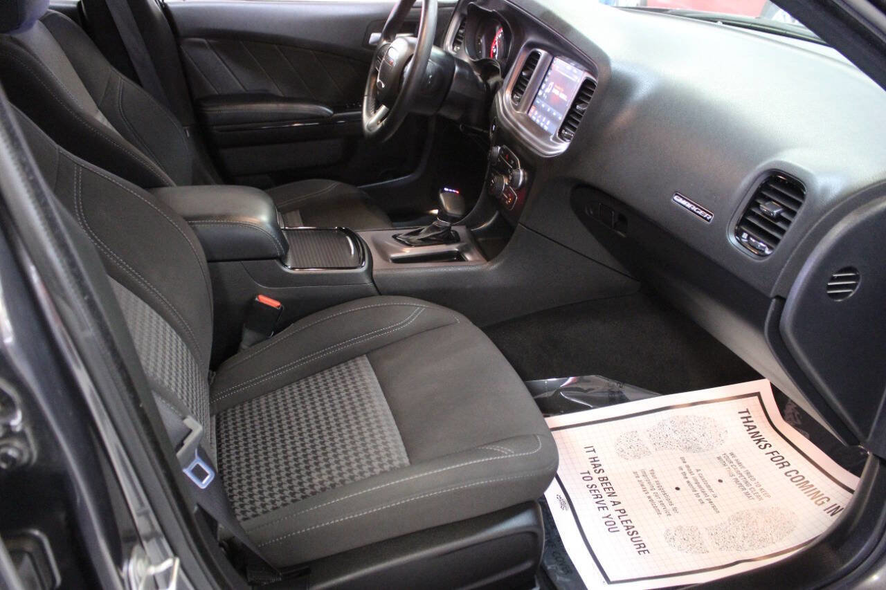 Used 2023 Dodge Charger SXT w/ Blacktop Package image 9