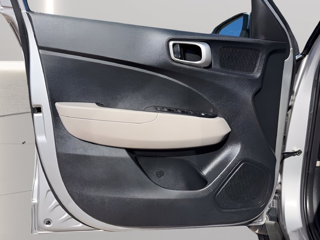 Used 2025 Hyundai Venue SEL FWD image 9