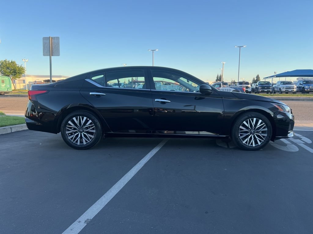 Used 2025 Nissan Altima 2.5 SV FWD image 9
