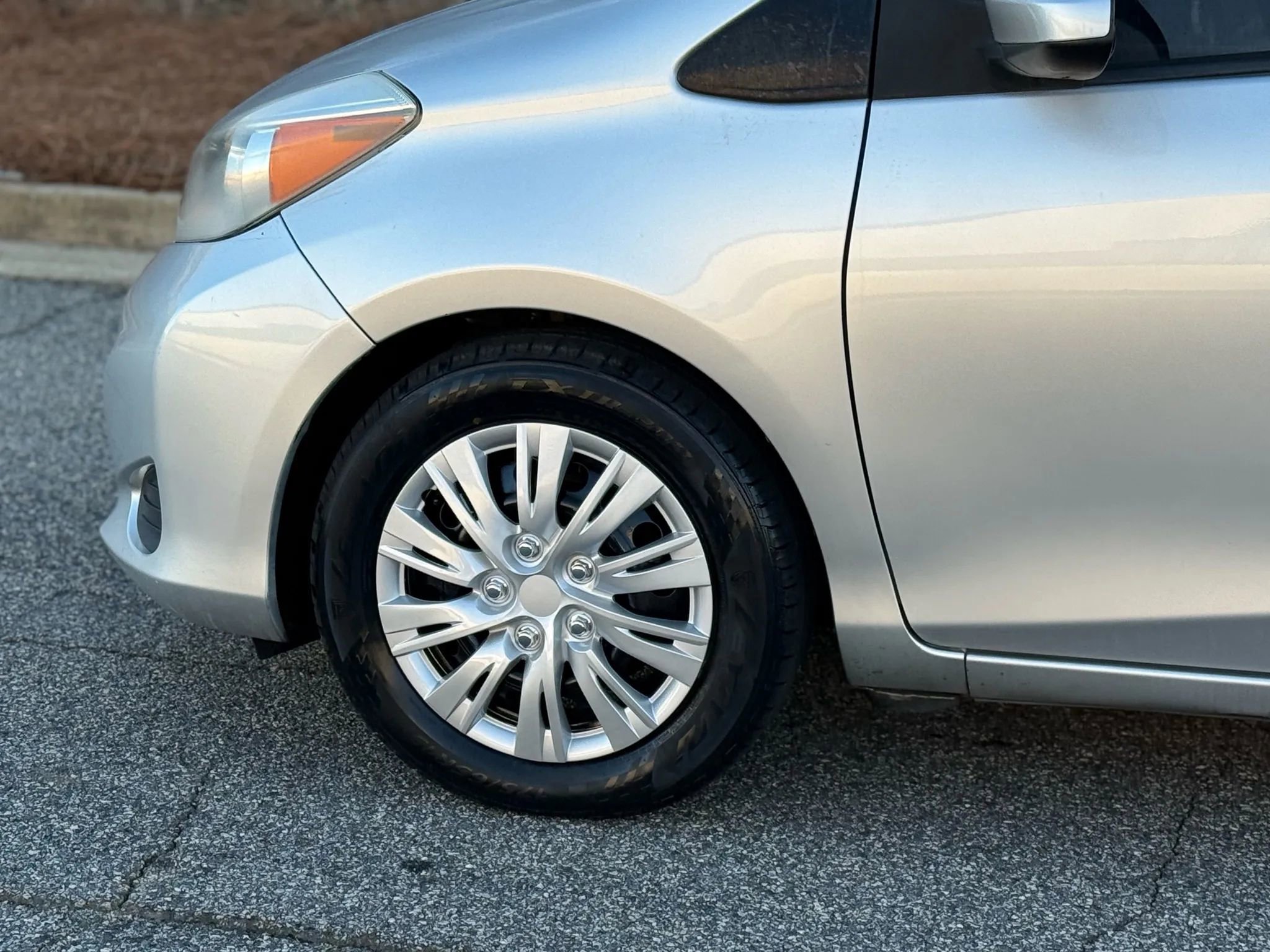 Used 2013 Toyota Yaris LE image 7