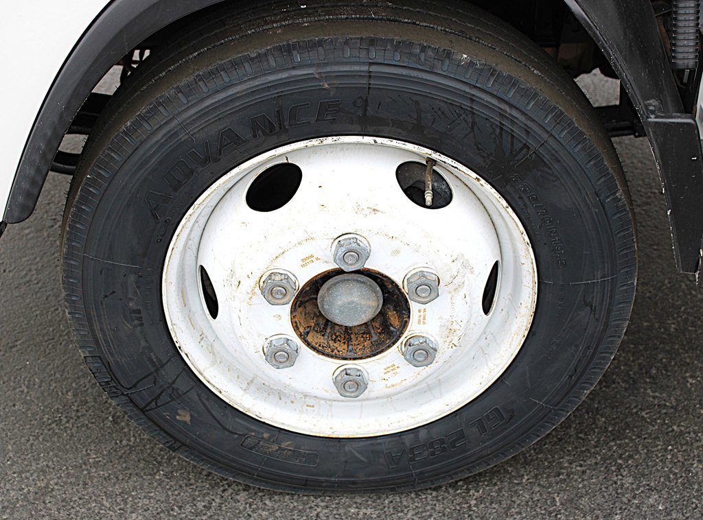 Used 2019 Isuzu NPR image 25