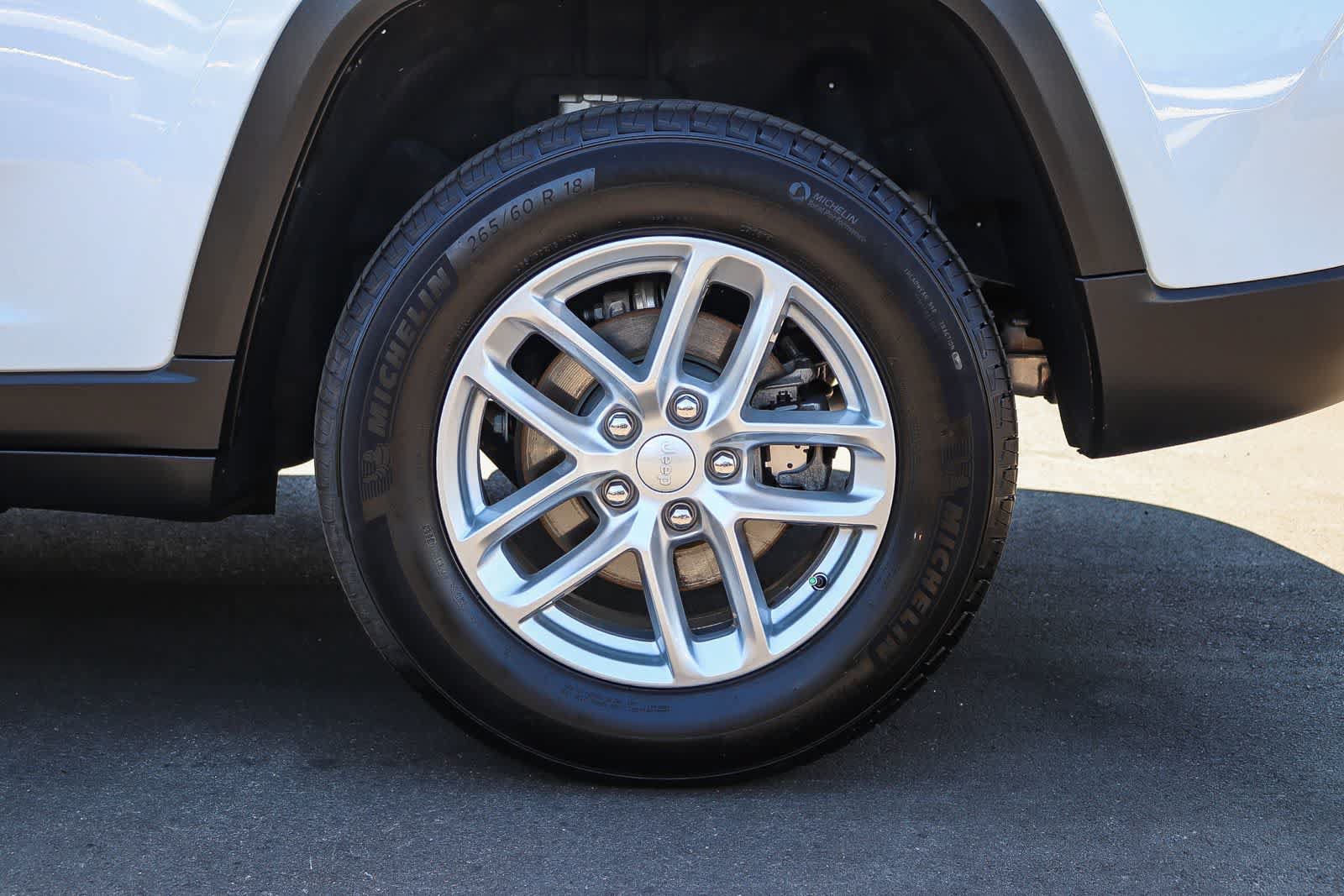 Used 2025 Jeep Grand Cherokee Laredo X RWD image 11