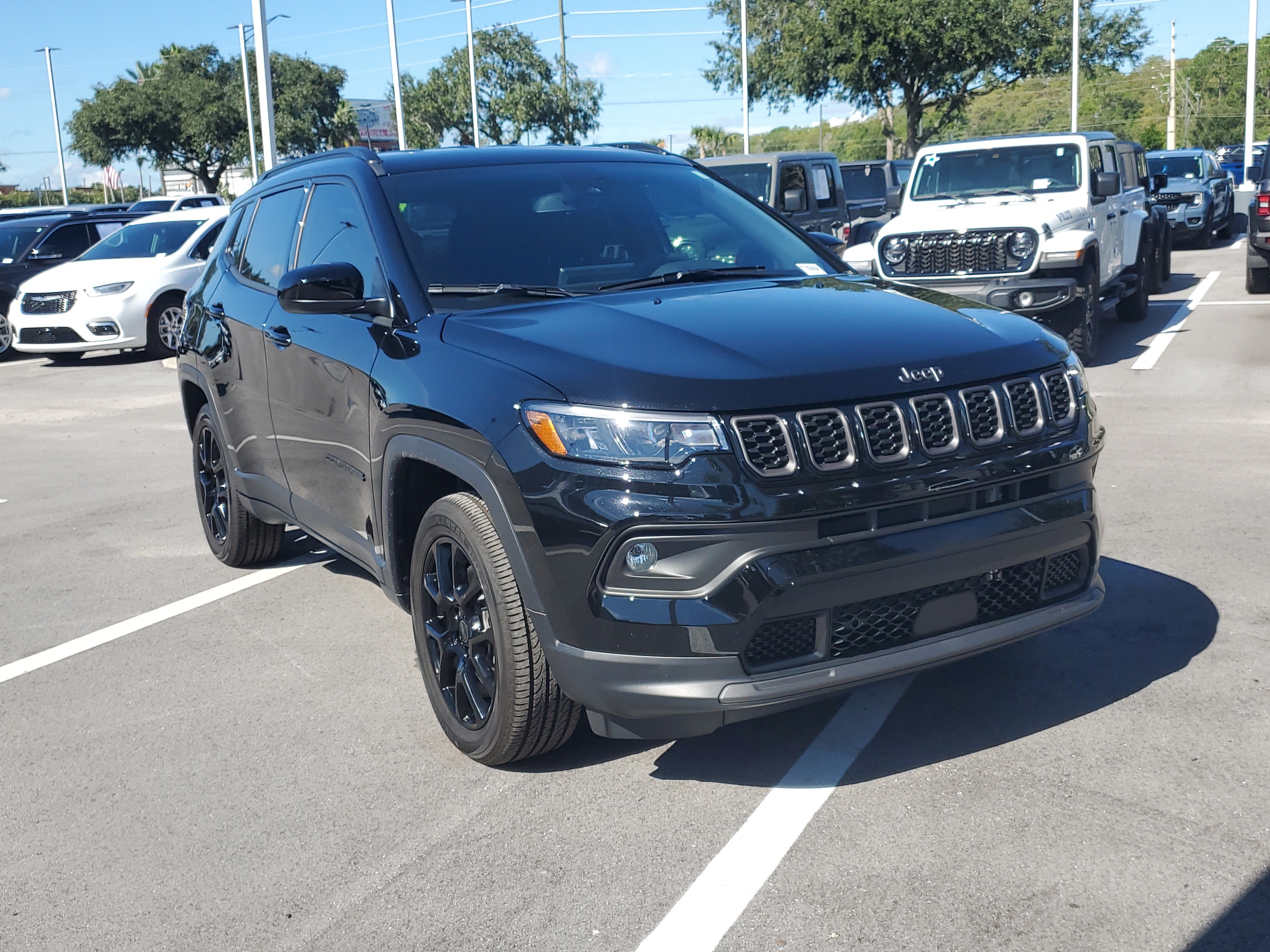 Used 2026 Jeep Compass Latitude AWD/4WD image 2