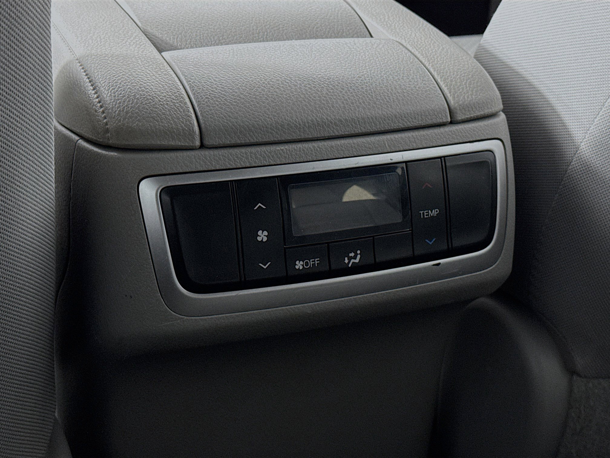 Used 2019 Toyota Highlander LE FWD image 23