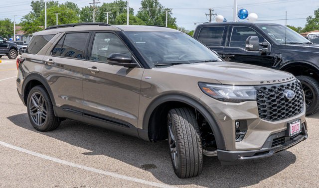 New 2026 Ford Explorer ST-Line w/ ST-Line Street Pack AWD/4WD image 2