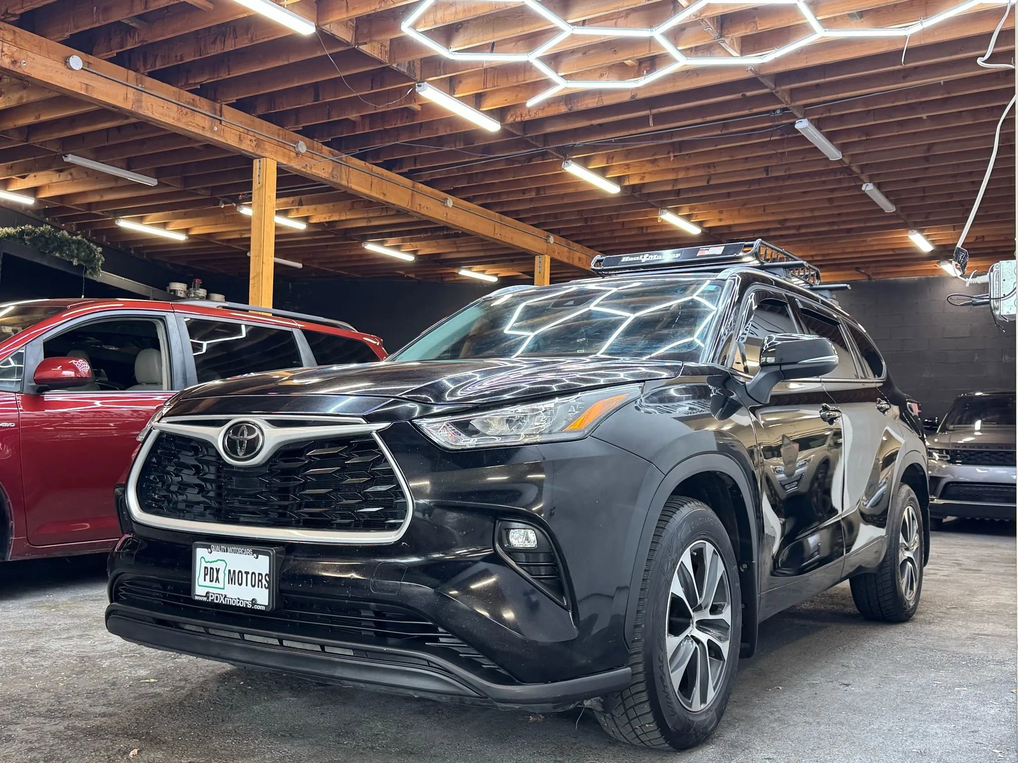 Used 2020 Toyota Highlander XLE image 3