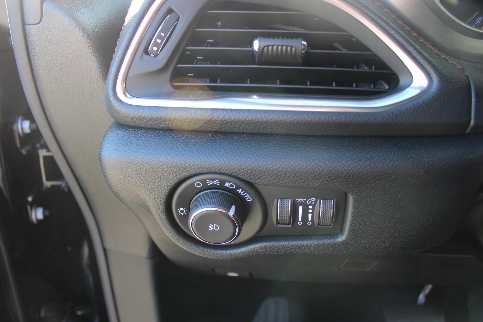 New 2026 Chrysler Pacifica Pinnacle image 13