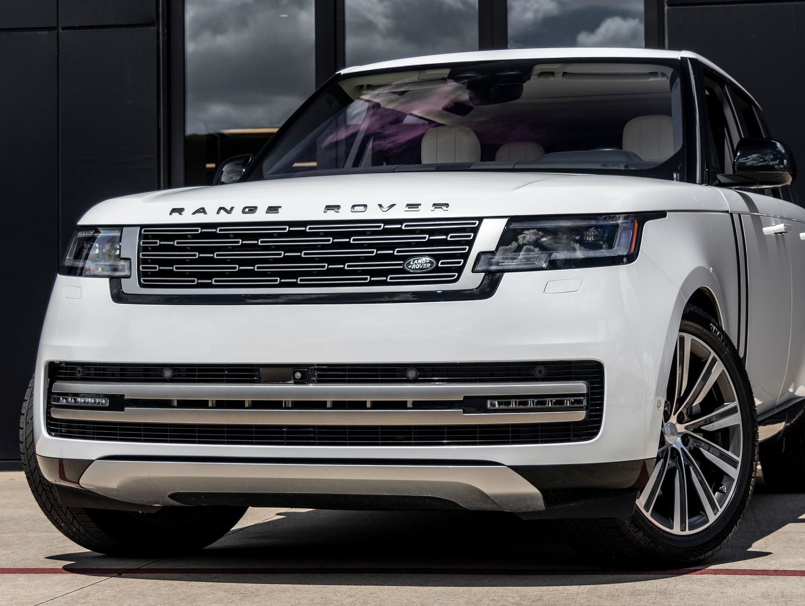 Used 2023 Land Rover Range Rover SE AWD/4WD image 3