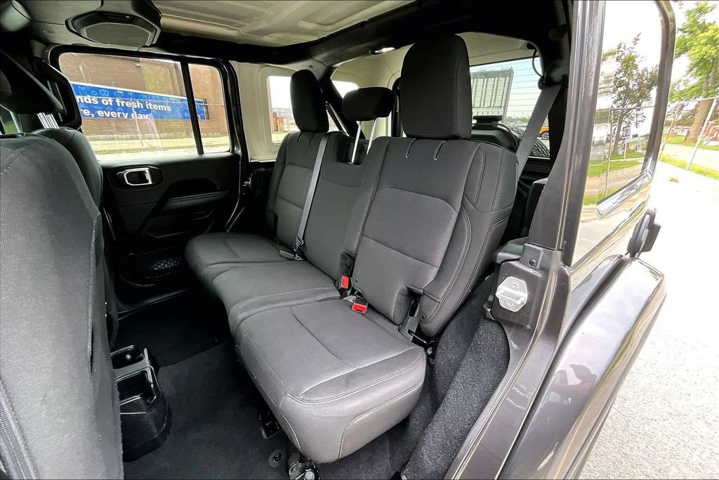 Used 2018 Jeep Wrangler Unlimited Sahara AWD/4WD image 24