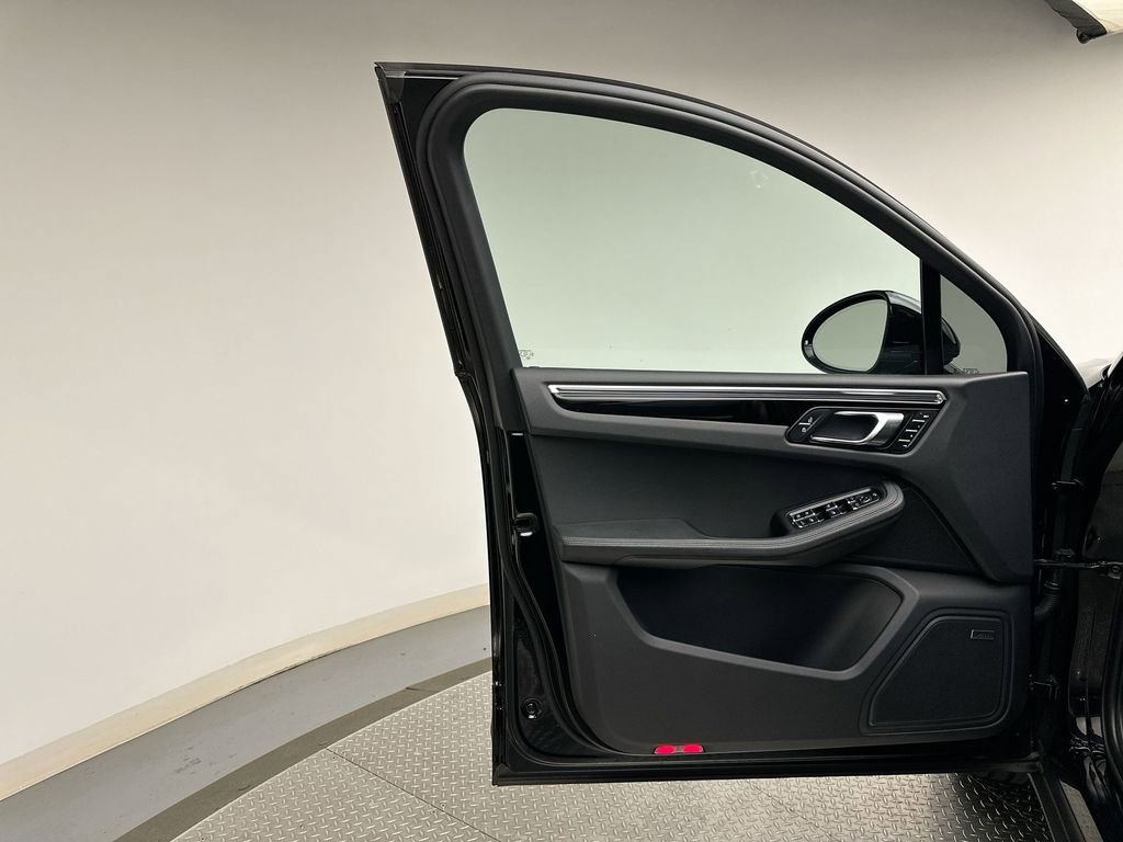Used 2023 Porsche Macan S image 21