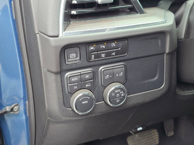 Used 2025 Chevrolet Suburban Premier AWD/4WD image 23