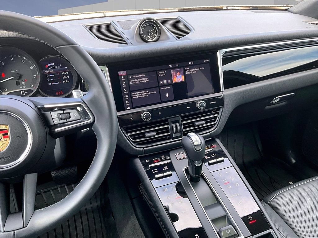 Certified 2025 Porsche Macan AWD/4WD image 16