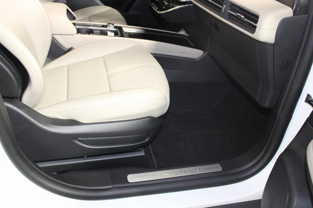 Used 2025 Lincoln Corsair Grand Touring image 11