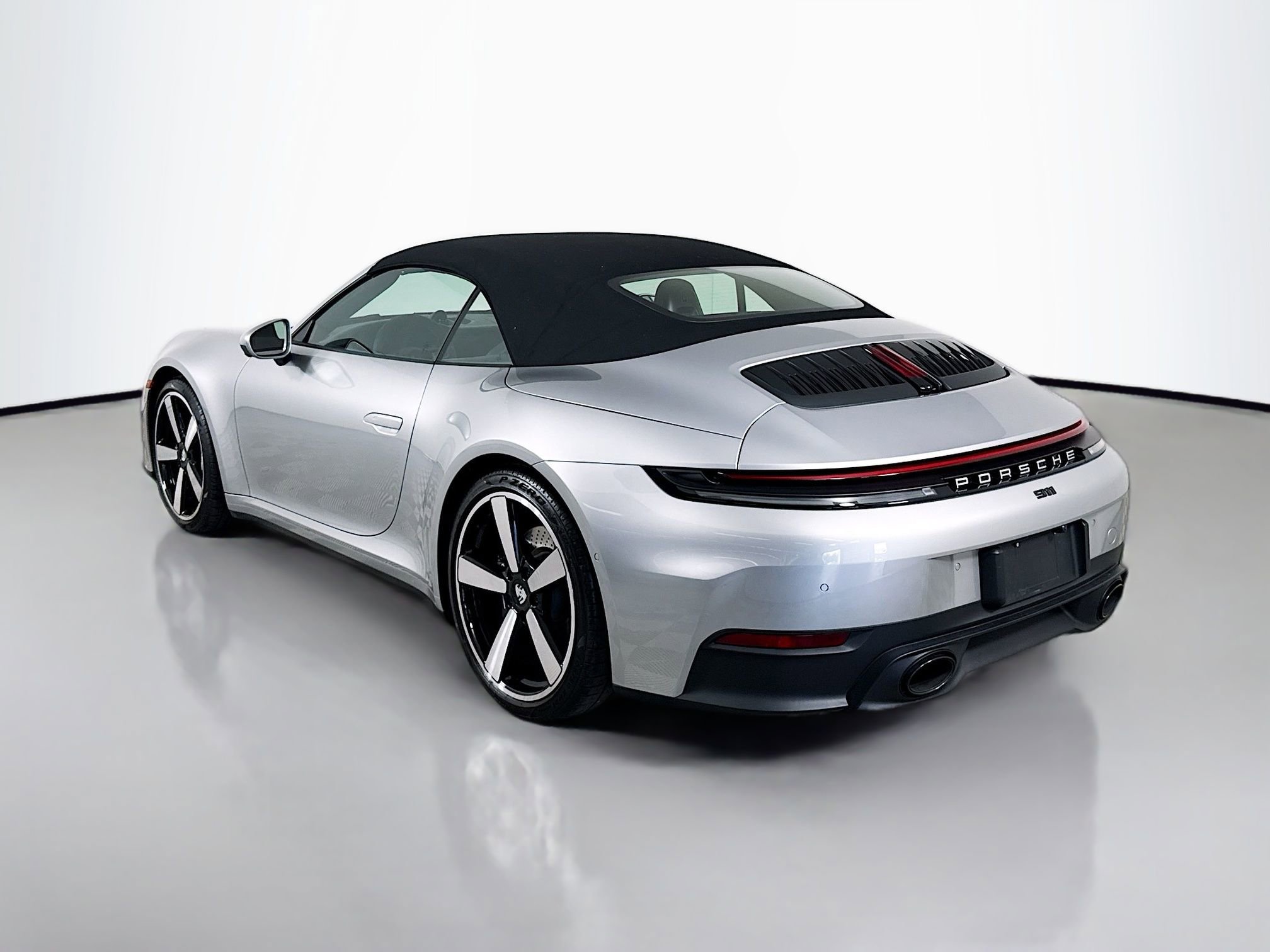 Certified 2025 Porsche 911 Carrera RWD image 3