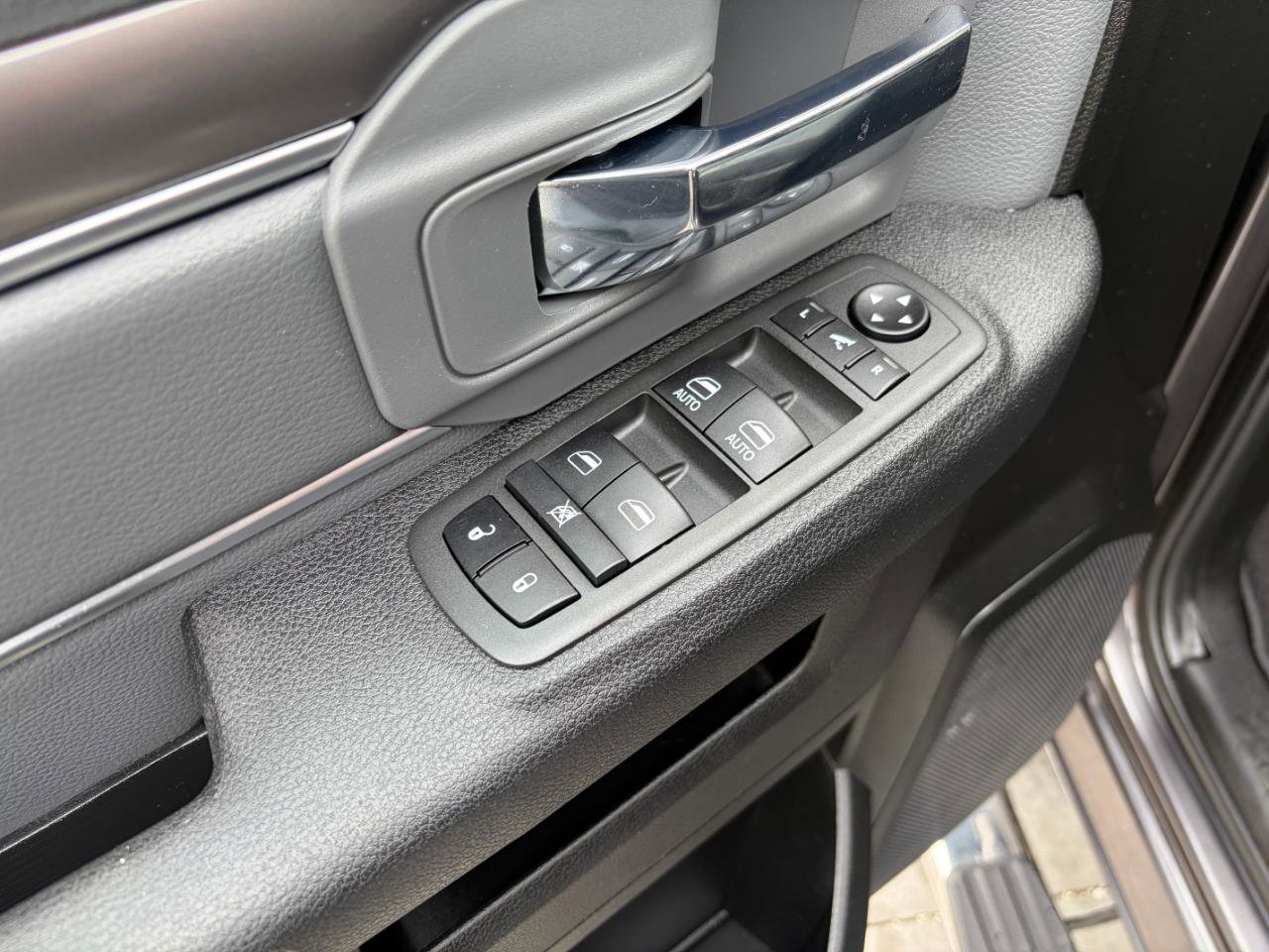 Used 2021 RAM 1500 Classic SLT w/ SLT Plus D￩cor Group image 10