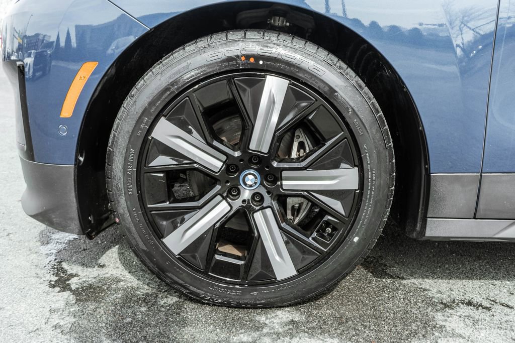Used 2023 BMW iX xDrive50 w/ Premium Package AWD/4WD image 40