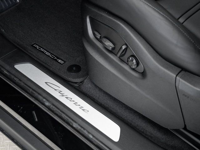 Certified 2025 Porsche Cayenne Coupe image 12
