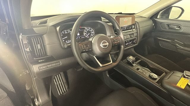 Used 2025 Nissan Pathfinder S AWD/4WD image 13