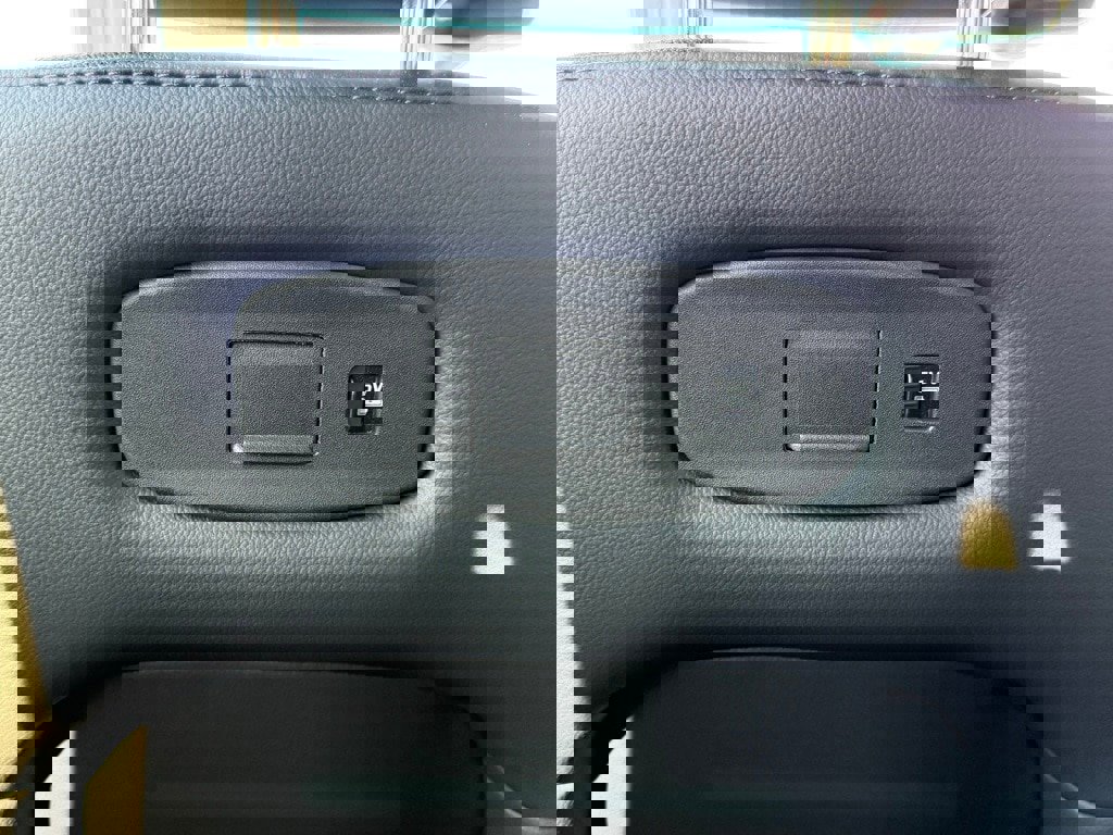 Certified 2025 Land Rover Discovery Dynamic SE image 36