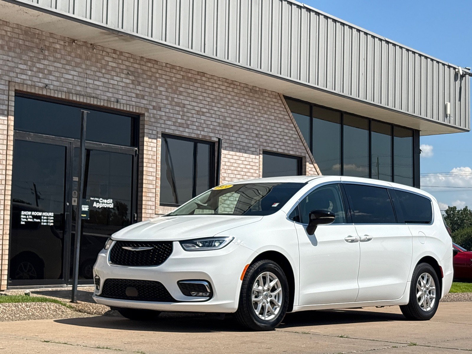 Used 2024 Chrysler Pacifica Touring-L FWD image 1