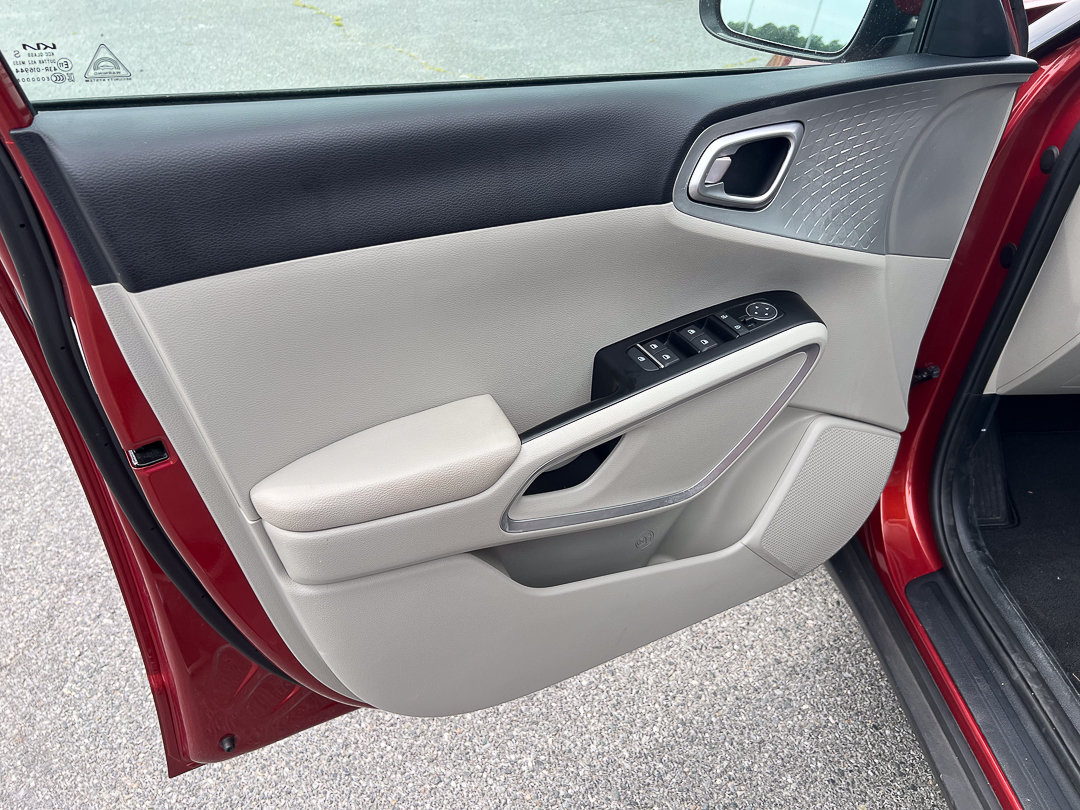 Used 2023 Kia Soul LX w/ LX Technology Package FWD image 12