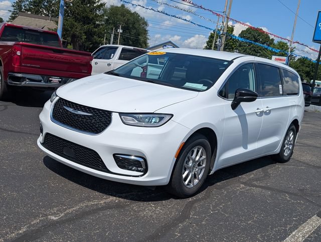 Used 2024 Chrysler Pacifica Touring-L FWD image 3