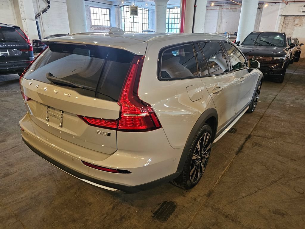 Certified 2025 Volvo V60 B5 Cross Country Ultra AWD/4WD image 4