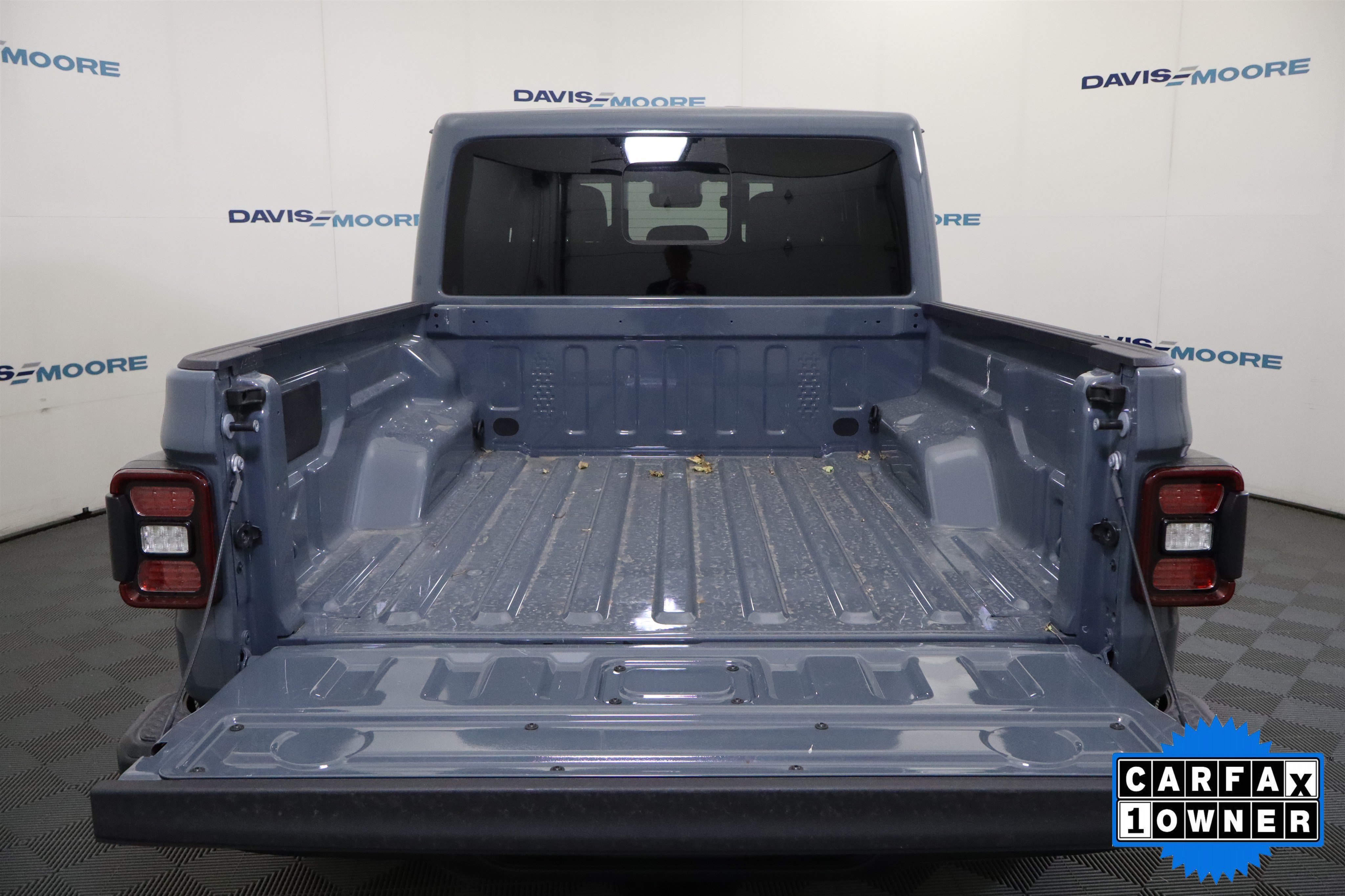 Used 2025 Jeep Gladiator Mojave w/ Safety Group AWD/4WD image 9