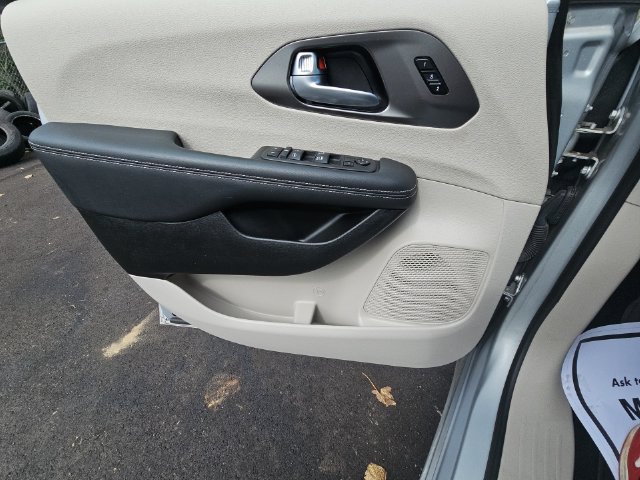 Used 2024 Chrysler Pacifica Touring-L FWD image 26