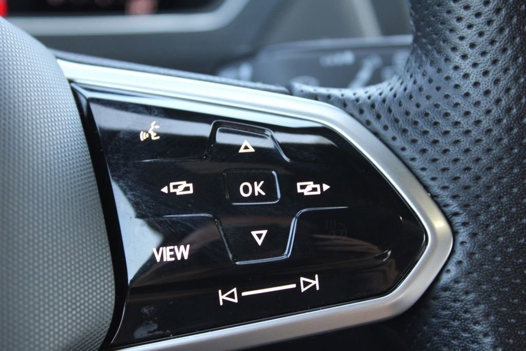 Used 2022 Volkswagen Tiguan SE R-Line image 33