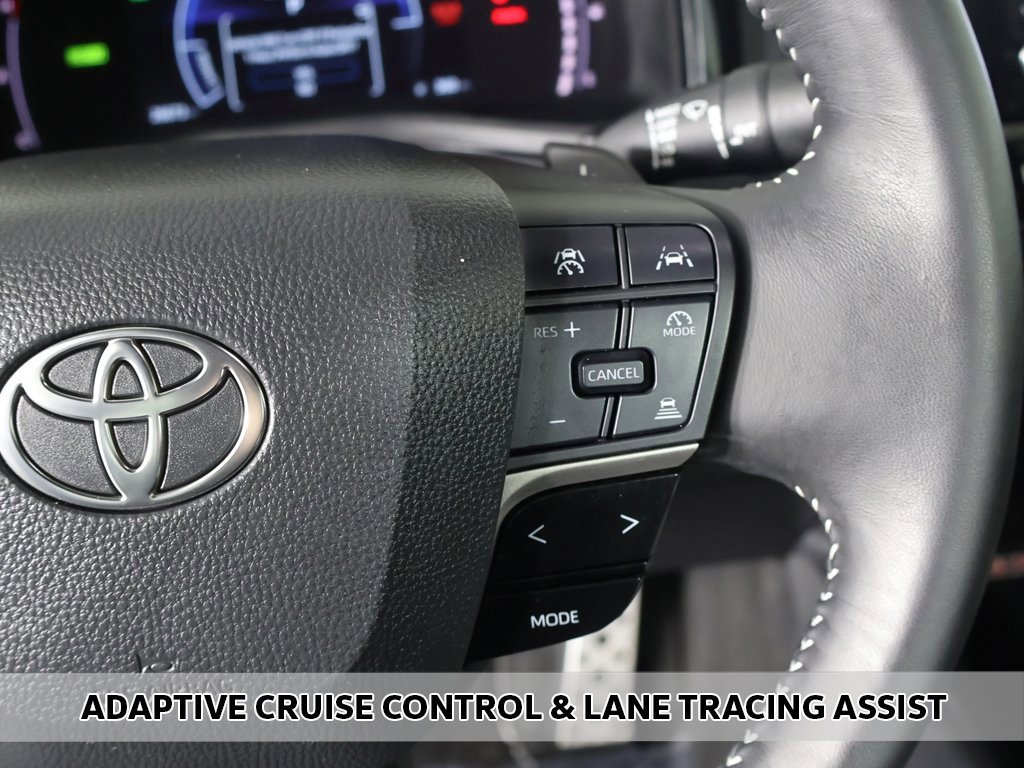 Used 2025 Toyota Camry SE image 3