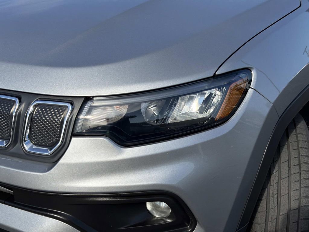 Used 2022 Jeep Compass Latitude w/ Sun and Sound Group AWD/4WD image 10