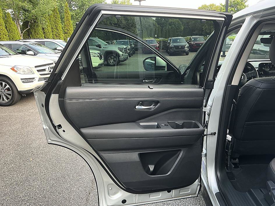 Certified 2025 Nissan Pathfinder Platinum w/ Cargo Package FWD image 25