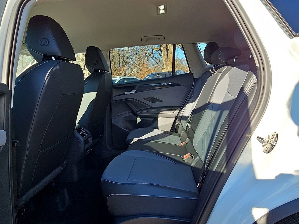 Certified 2025 Volkswagen Tiguan SE image 12