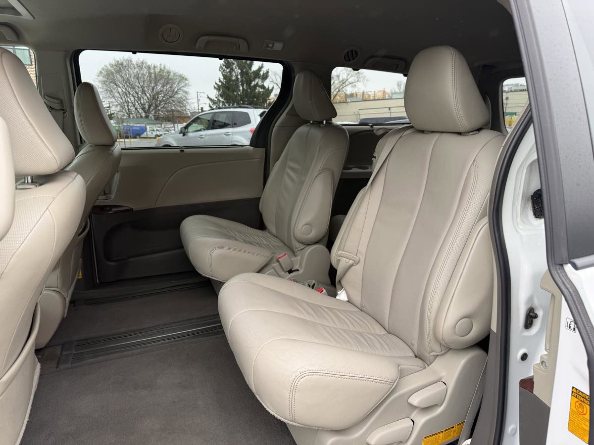 Used 2013 Toyota Sienna XLE image 11