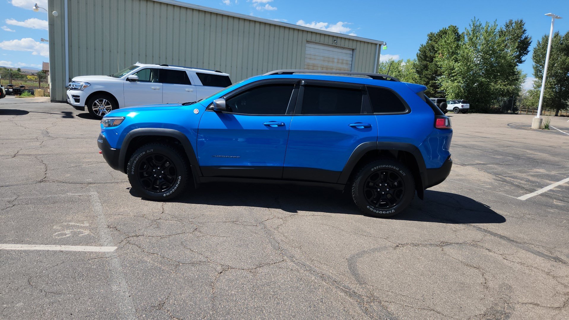 Used 2019 Jeep Cherokee Trailhawk AWD/4WD image 5