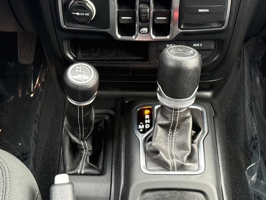 Used 2018 Jeep Wrangler Unlimited Sahara AWD/4WD image 18