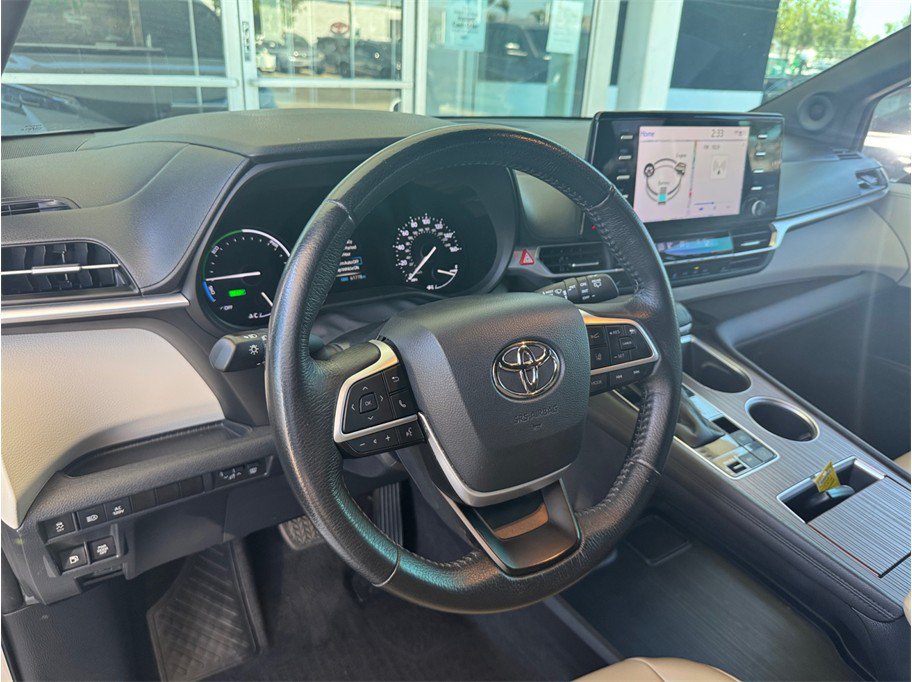 Used 2021 Toyota Sienna XLE w/ XLE Plus Package FWD image 25