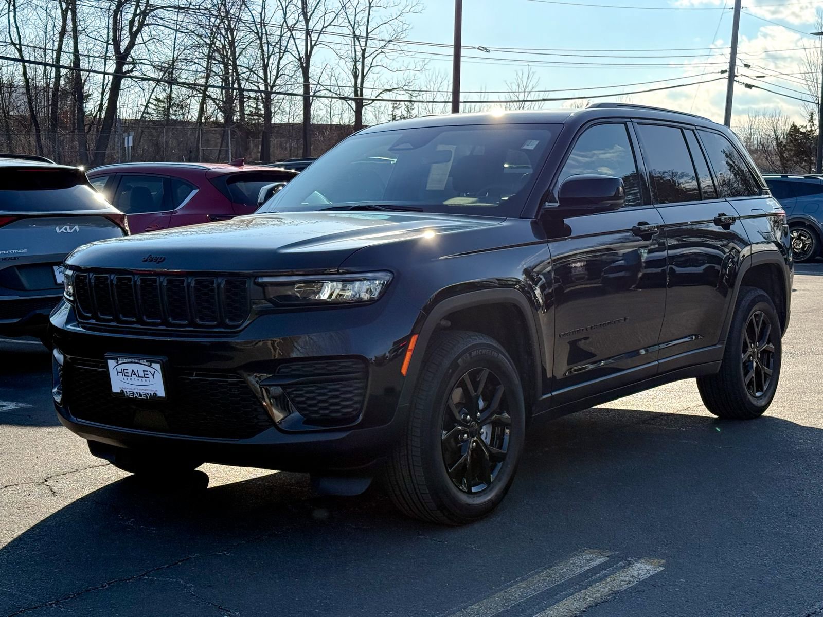 Used 2025 Jeep Grand Cherokee Altitude image 3