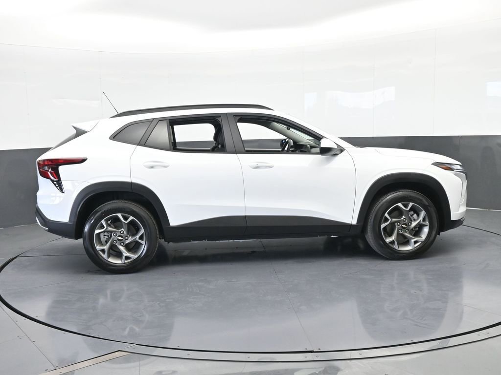 Used 2025 Chevrolet Trax LT w/ LT Convenience Package image 7