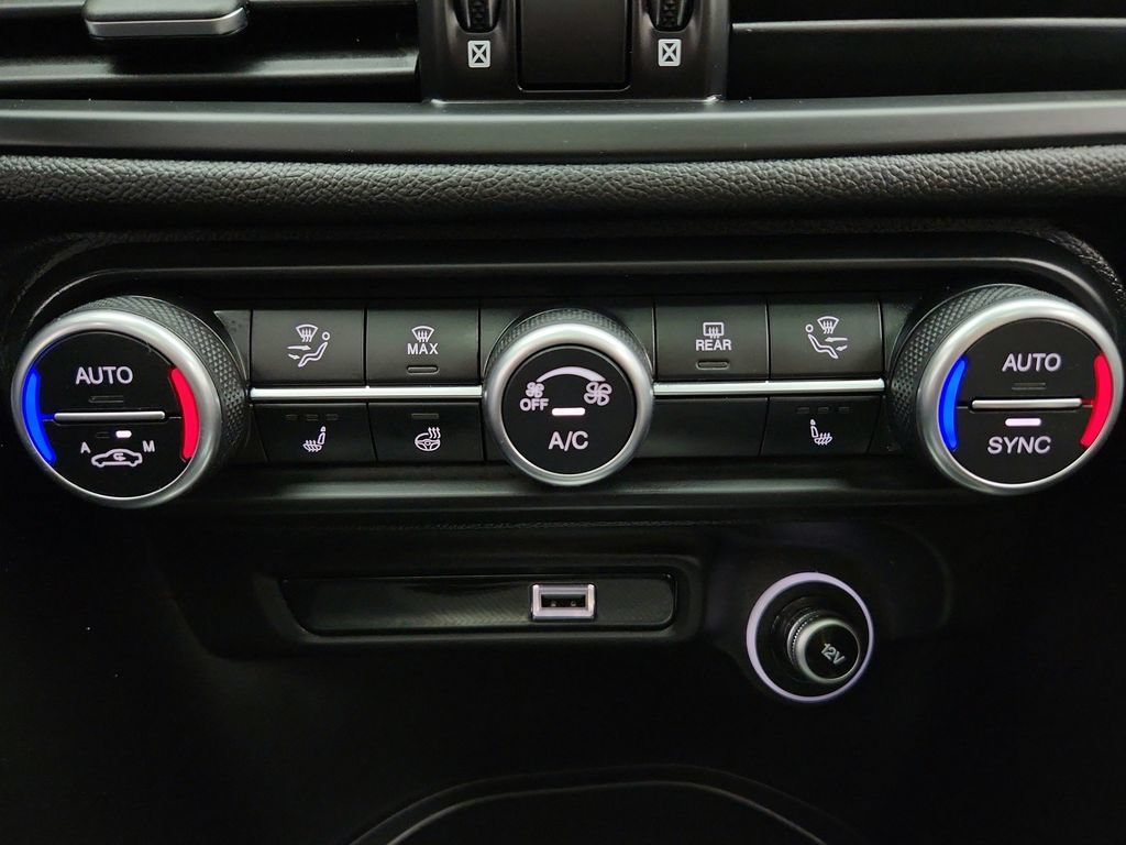 Used 2023 Alfa Romeo Giulia Veloce AWD/4WD image 18