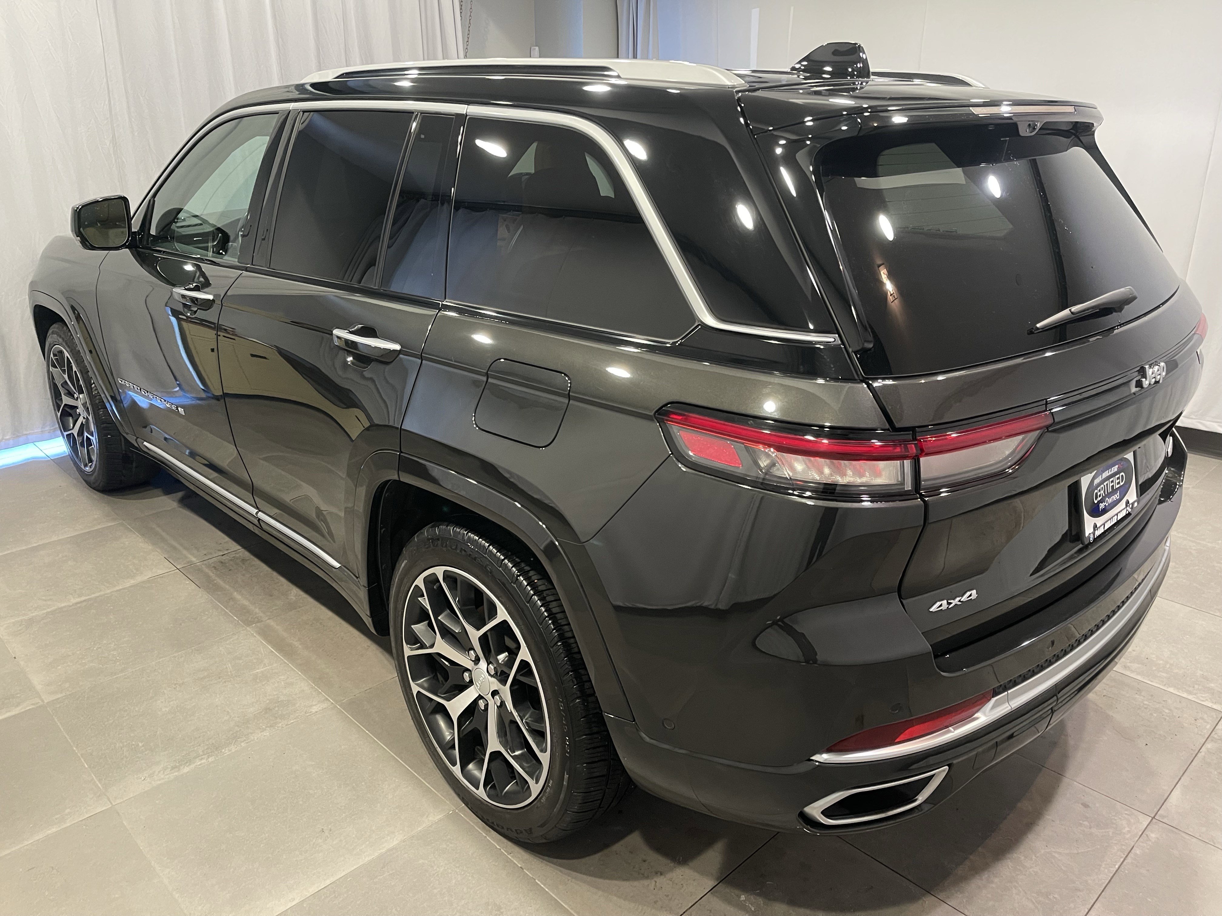 Used 2023 Jeep Grand Cherokee Summit image 4