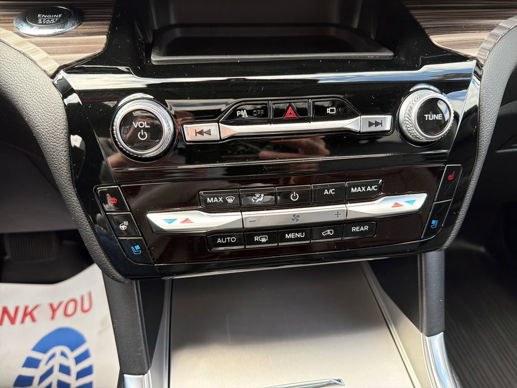 Used 2023 Ford Explorer Limited w/ Equipment Group 301A AWD/4WD image 17