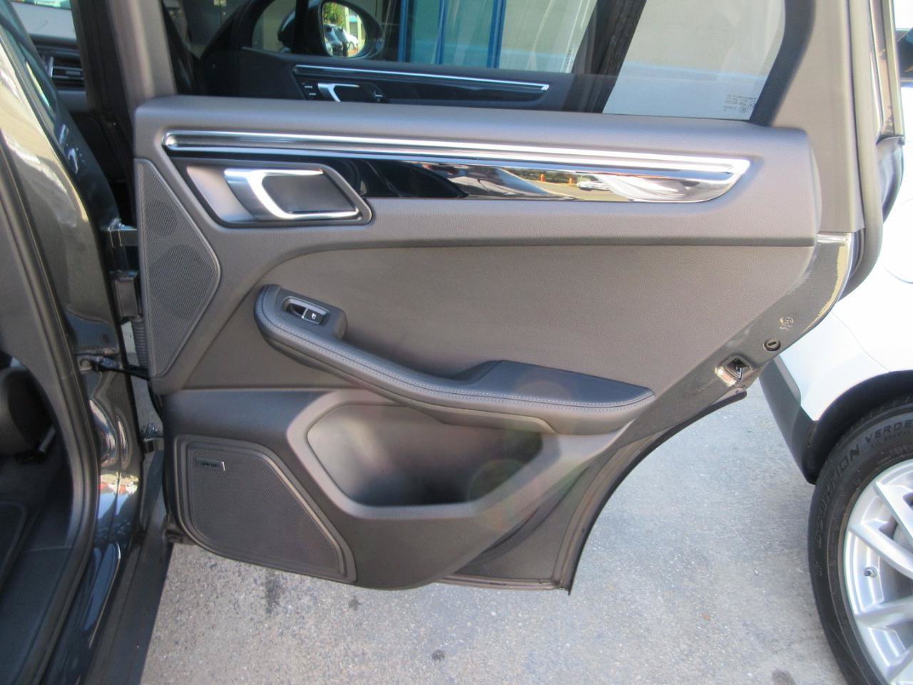Used 2025 Porsche Macan w/ Premium Package Plus AWD/4WD image 34