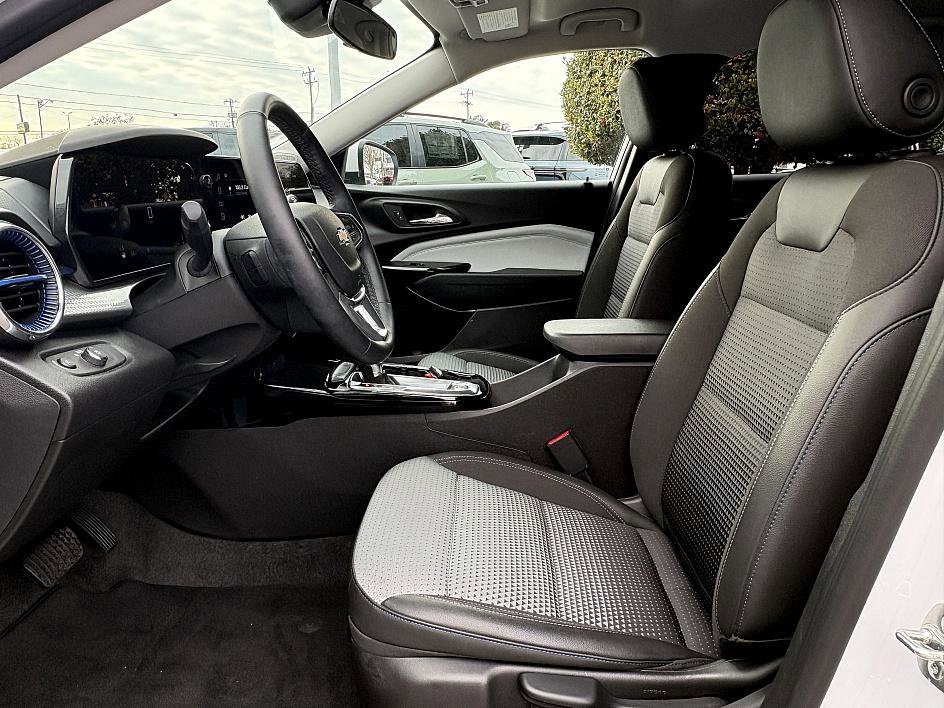 Used 2025 Chevrolet Trax LT w/ Driver Confidence Package image 9