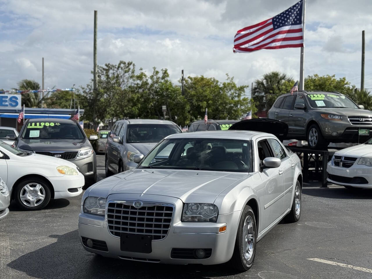 Used 2005 Chrysler 300 Touring RWD image 1