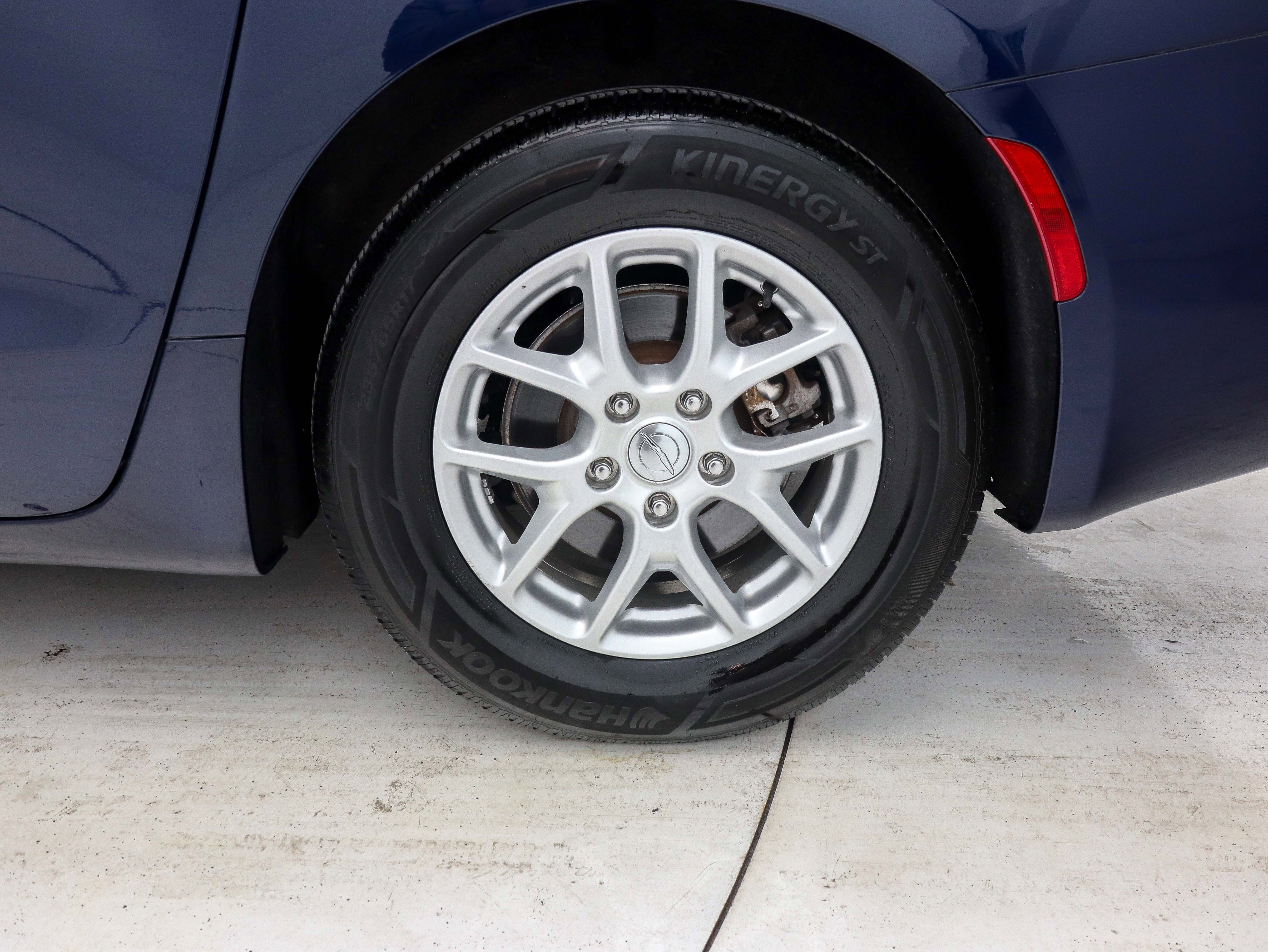 Used 2020 Chrysler Voyager LX image 32