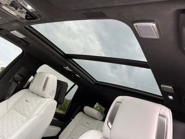 New 2026 Cadillac Escalade Platinum Luxury w/ LPO, Radiant Package AWD/4WD image 19