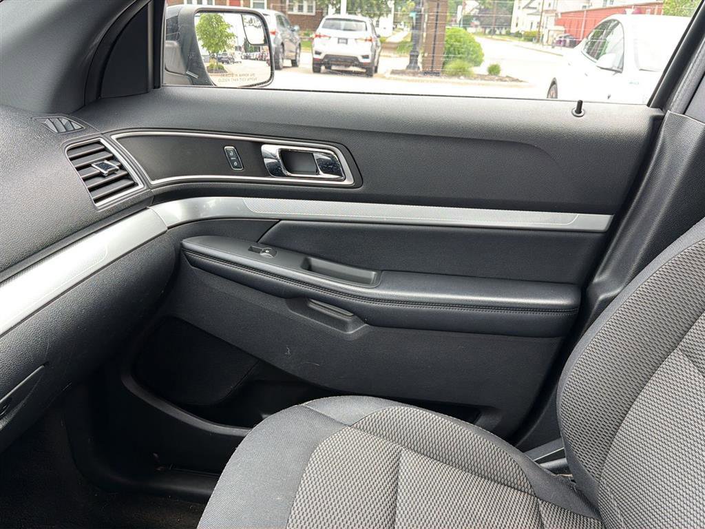 Used 2017 Ford Explorer XLT w/ Equipment Group 201A AWD/4WD image 13