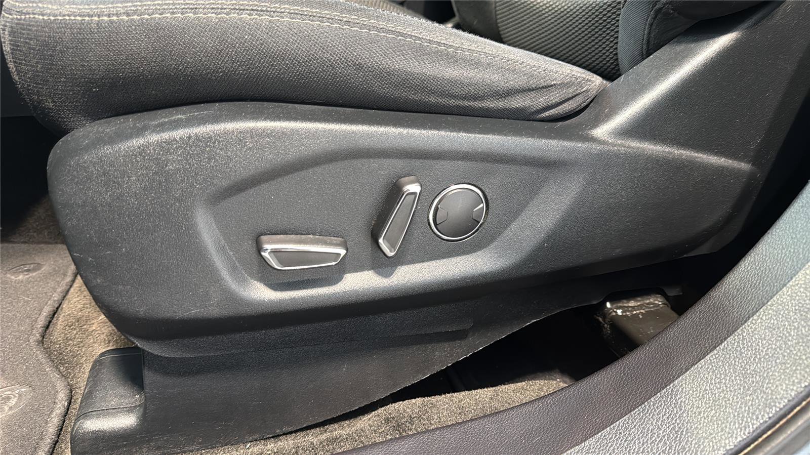 Used 2018 Ford Explorer XLT w/ Equipment Group 201A AWD/4WD image 24